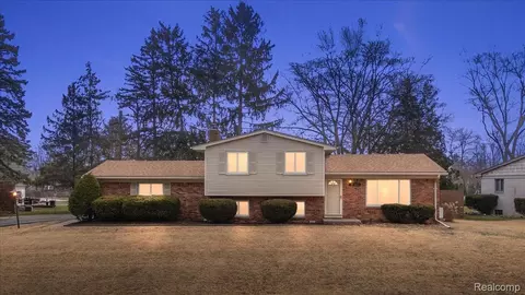 3608 Lake Oakland Shores Dr, Waterford, MI 48329