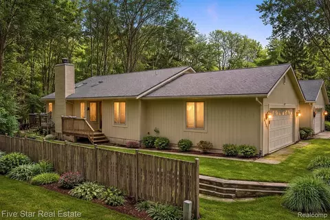 6586 Pontiac Lake Rd #1, Waterford, MI 48327