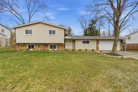 6780 Post Oak Dr, West Bloomfield, MI 48322