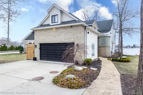 8783 Cooley Beach Dr, White Lake, MI 48386
