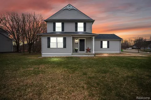 990 Waters Edge Ln, Fenton, MI 48430