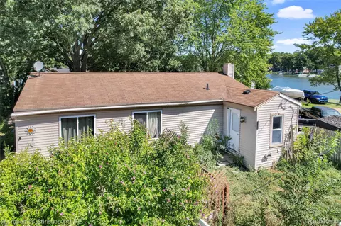 9439 Garforth Dr, White Lake, MI 48386