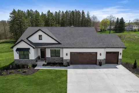 12854 Poppy Ln, Fenton, MI 48451