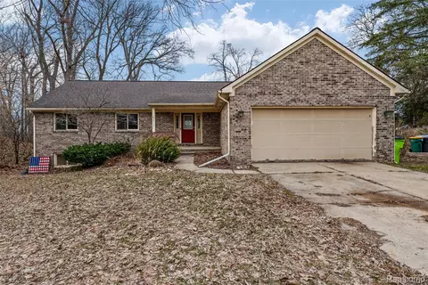 8732 Elizabeth Lake Rd, White Lake, MI 48386