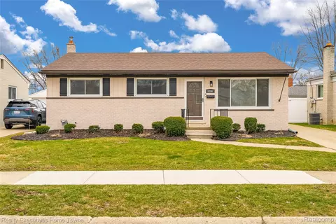 32547 Birkshire St, Saint Clair Shores, MI 48082