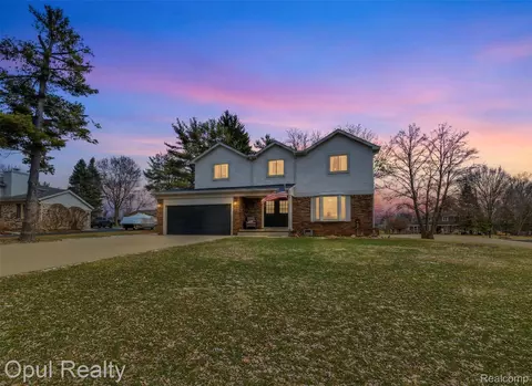 4748 Ravinewood Dr, Commerce, MI 48382