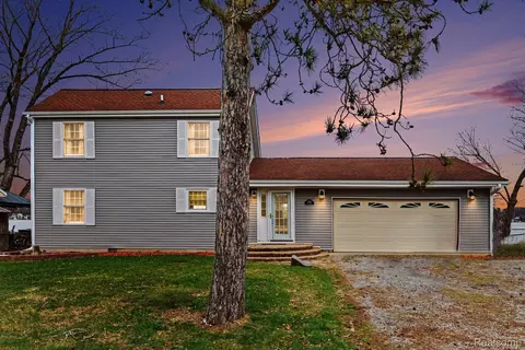 5225 Pine Dr, Leoni, MI 49201