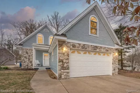 1491 Division Dr, Hartland, MI 48353