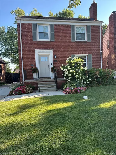 1721 Hampton Rd, Grosse Pointe Woods, MI 48236