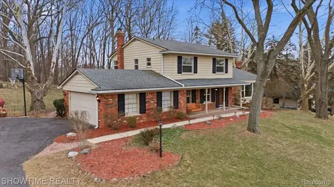 326 Shagbark Dr, Rochester Hills, MI 48309