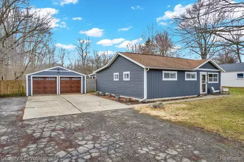 7079 Felix Dr, Independence, MI 48346