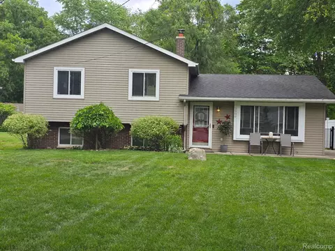 2909 Central Blvd, Milford, MI 48380