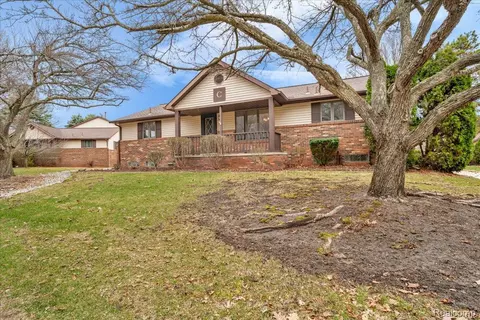 955 Woodlane Dr #9, Rochester Hills, MI 48307