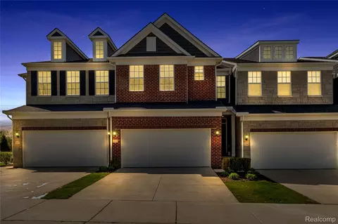 313 Strawberry Dr, Rochester Hills, MI 48307