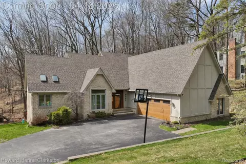 8063 Fawn Valley Dr, Independence, MI 48348