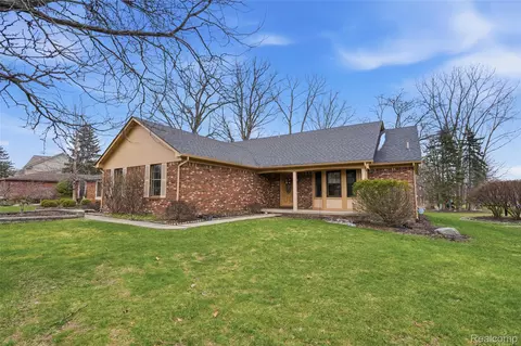 1669 Snowden Cir, Rochester Hills, MI 48306