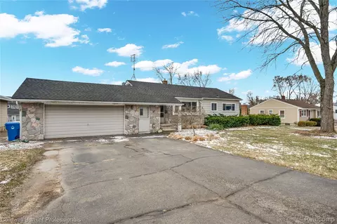 2556 N Williams Lake Rd, Waterford, MI 48327