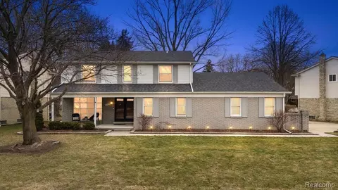 39728 Bonnie Ct, Clinton Township, MI 48038