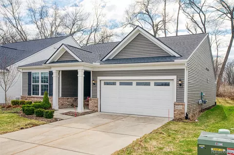 4639 Crestway Dr, Brighton, MI 48116