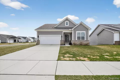 8060 Carston Ln, Green Oak, MI 48116
