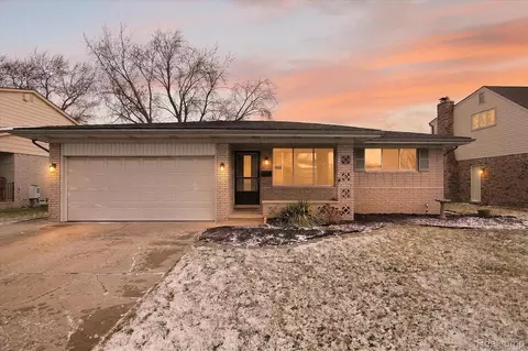 2995 Groves Dr, Sterling Heights, MI 48310