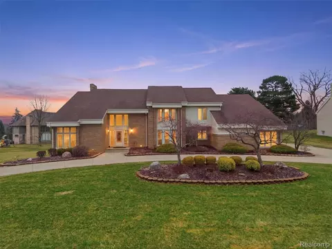 3827 Manchester Ct, Bloomfield Hills, MI 48302