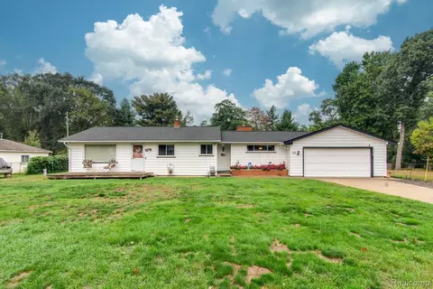 190 Rustic Cir, White Lake, MI 48386