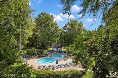 3559 Port Cove Dr, Waterford, MI 48328