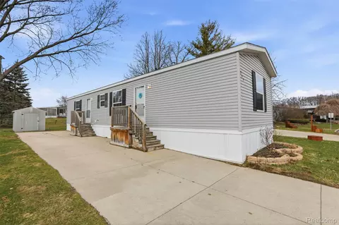 807 Swan St, Rochester Hills, MI 48309