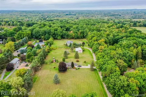 456 Loris Ln, Brandon, MI 48371