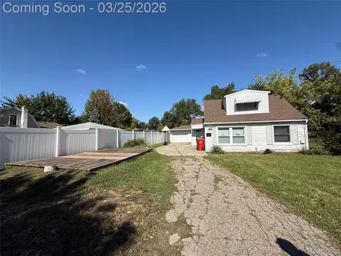 19071 Toepfer Dr, Eastpointe, MI 48021
