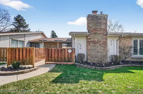 9 Willow Way, Waterford, MI 48328