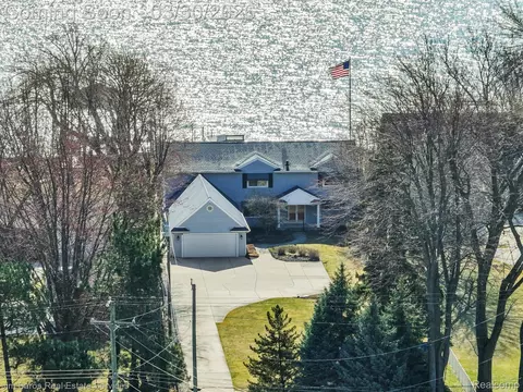 32830 Jefferson Ave, Saint Clair Shores, MI 48082
