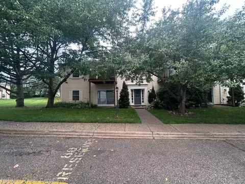 924 Chestnut Hill Dr #A, Auburn Hills, MI 48326