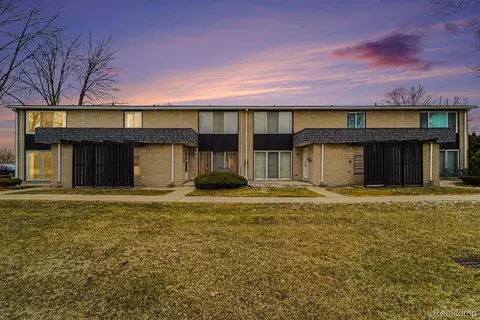 8691 Kennedy Cir UNIT 4, Warren, MI 48093