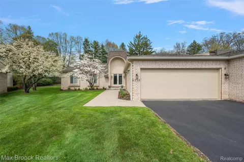 5175 Woodlands Dr, Bloomfield Hills, MI 48302