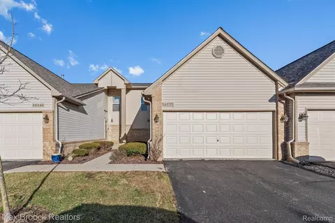 24530 Pineview St, Oak Park, MI 48237