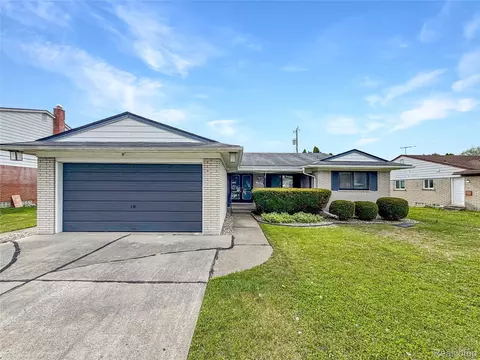 29467 Leemoor Dr, Southfield, MI 48076