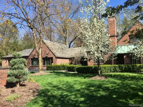 31235 Bingham Rd, Bingham Farms, MI 48025
