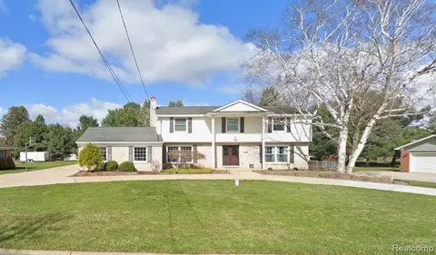 5342 Greenfield Rd, Brighton, MI 48114