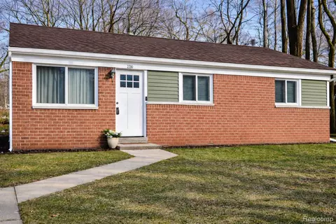 2200 Marston Dr N, Waterford, MI 48327