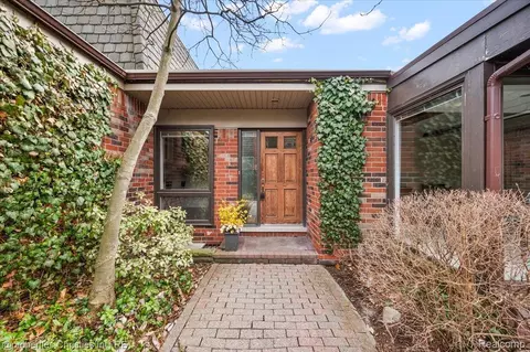 971 Stratford Ln #22, Bloomfield Hills, MI 48304