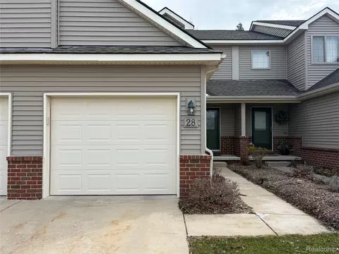28 Millstone Dr #58, Waterford, MI 48328