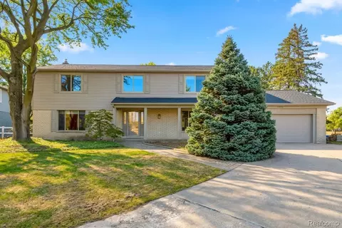 25339 Crown Point Ct, Farmington Hills, MI 48335
