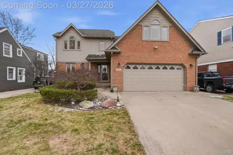22432 Pointe Dr, Saint Clair Shores, MI 48081