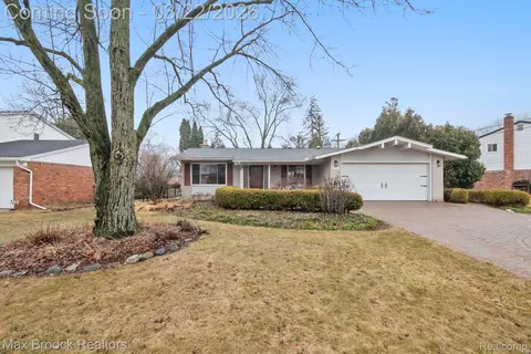 19771 Hickory Leaf St, Southfield, MI 48076