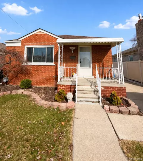 1071 13th St, Wyandotte, MI 48192