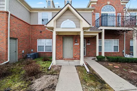 20006 Hidden Oaks Dr, Brownstown, MI 48183