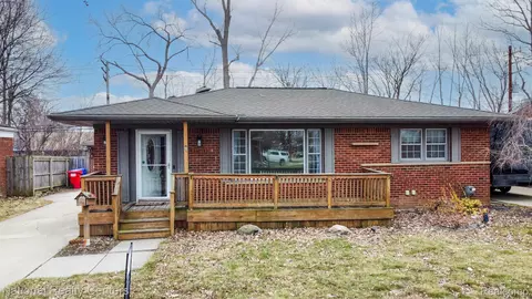 32653 Beacon Ln, Fraser, MI 48026