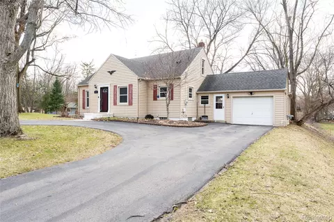 723 Globe Rd, Waterford, MI 48328